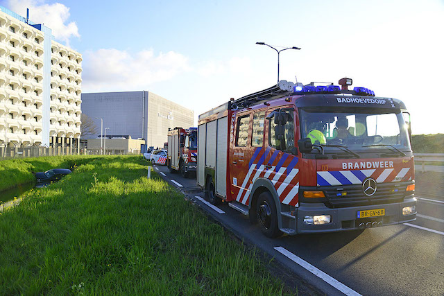 2021/74/20210502-07u10 GB 010 Voertuig te water Fokkerweg.jpg